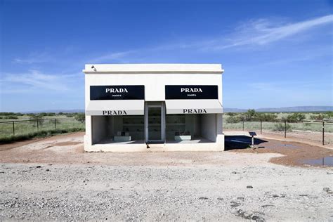 prada marfa statue.